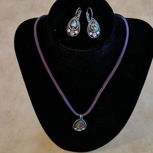 Set necklace and earrings